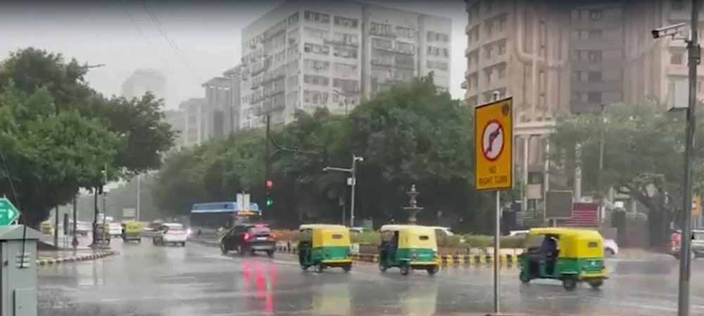 दिल्ली-NCR में मौसम का यू-टर्न: धूल भरी आंधी के साथ बारिश, आगे भी जारी रहेगी आंखमिचौली