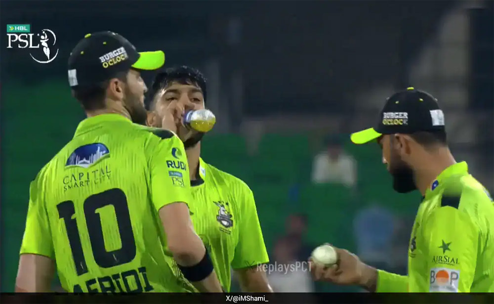 PSL में फखर जमां पर लगा बॉल टेंपरिंग का गंभीर आरोप लाहौर कलंदर्स और कराची किंग्स मैच में मचा बवाल PSL में फखर जमां पर लगा बॉल टेंपरिंग का गंभीर आरोप लाहौर कलंदर्स और कराची किंग्स मैच में मचा बवाल