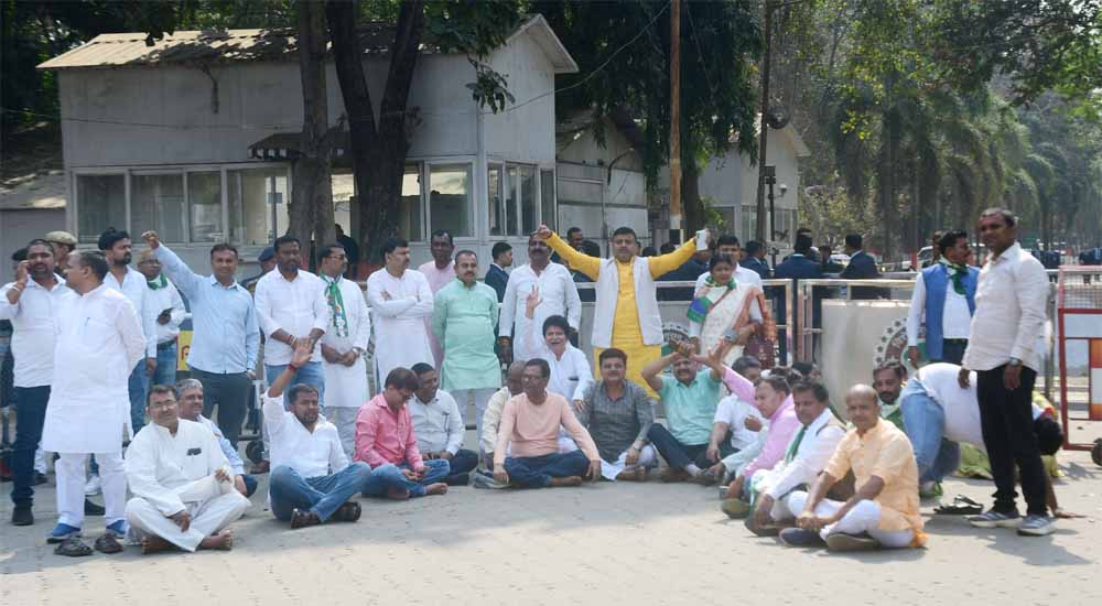 नीतीश कुमार से नाराज JDU कार्यकर्ताओं का हंगामा, पार्टी दफ्तर में बर्तन फेंके और गमले तोड़े