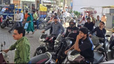 रतलाम में अफवाह का असर: पेट्रोल-डीजल की किल्लत की खबर से पंपों पर उमड़ी भीड़, कई स्टेशन बंद