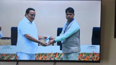 केंद्रीय मंत्री  पाटिल ने नई दिल्ली में मुगलिया हाट के सरपंच  मारण को किया सम्मानित