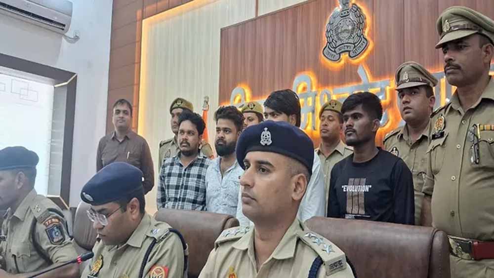 सपा नेता बना नकली नोटों का मास्टरमाइंड: देवरिया में फैक्ट्री का खुलासा, 4 गिरफ्तार सपा नेता बना नकली नोटों का मास्टरमाइंड: देवरिया में फैक्ट्री का खुलासा, 4 गिरफ्तार