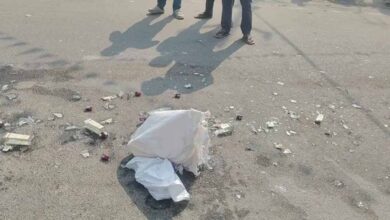 बेगूसराय में शराबबंदी की खुली पोल: होली से पहले सड़क पर बिखरी शराब की बोतलें, बाइक सवार फरार