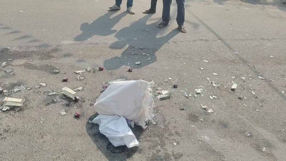 बेगूसराय में शराबबंदी की खुली पोल: होली से पहले सड़क पर बिखरी शराब की बोतलें, बाइक सवार फरार बेगूसराय में शराबबंदी की खुली पोल: होली से पहले सड़क पर बिखरी शराब की बोतलें, बाइक सवार फरार