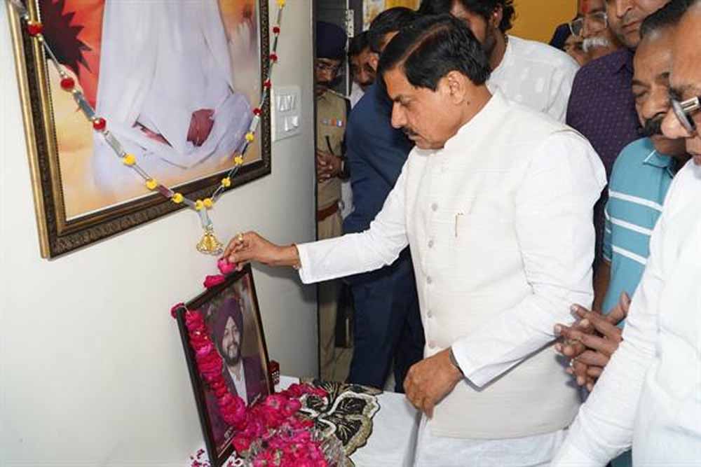मुख्यमंत्री डॉ. यादव ने उज्जैन में दिवंगत गुरकीरत के चित्र पर पुष्प अर्पित कर दी श्रद्धांजलि