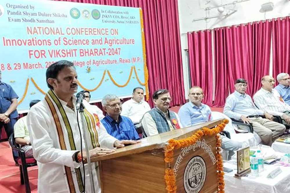 धरती माता और भावी पीढ़ी को स्वस्थ रखने के लिए करें प्राकृतिक खेती : उप मुख्यमंत्री  शुक्ल