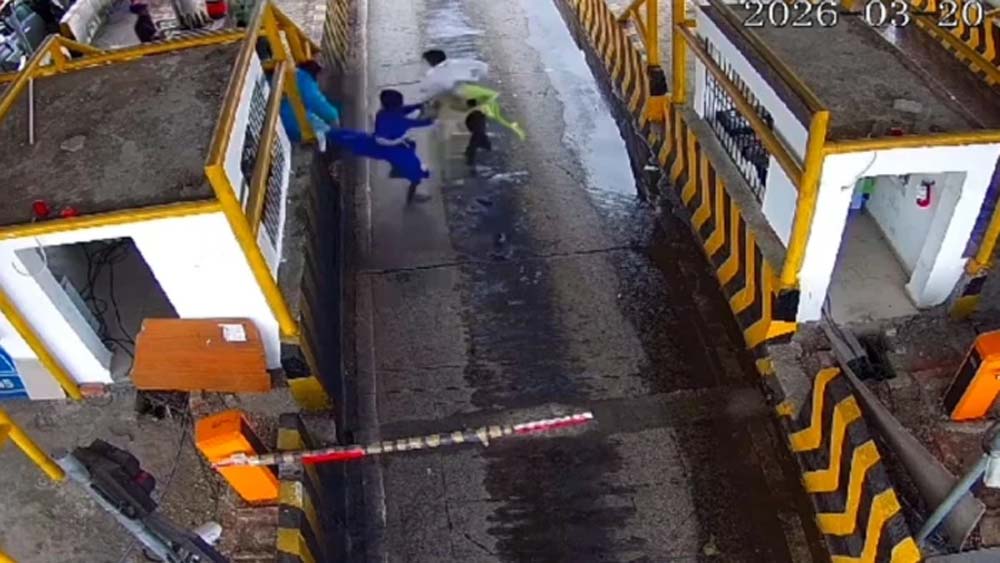 सिवनी NH-44 पर बवाल: गाड़ी रोकने पर निहंग सिखों ने टोलकर्मियों को तलवार की मूठ और डंडों से पीटा सिवनी NH-44 पर बवाल: गाड़ी रोकने पर निहंग सिखों ने टोलकर्मियों को तलवार की मूठ और डंडों से पीटा