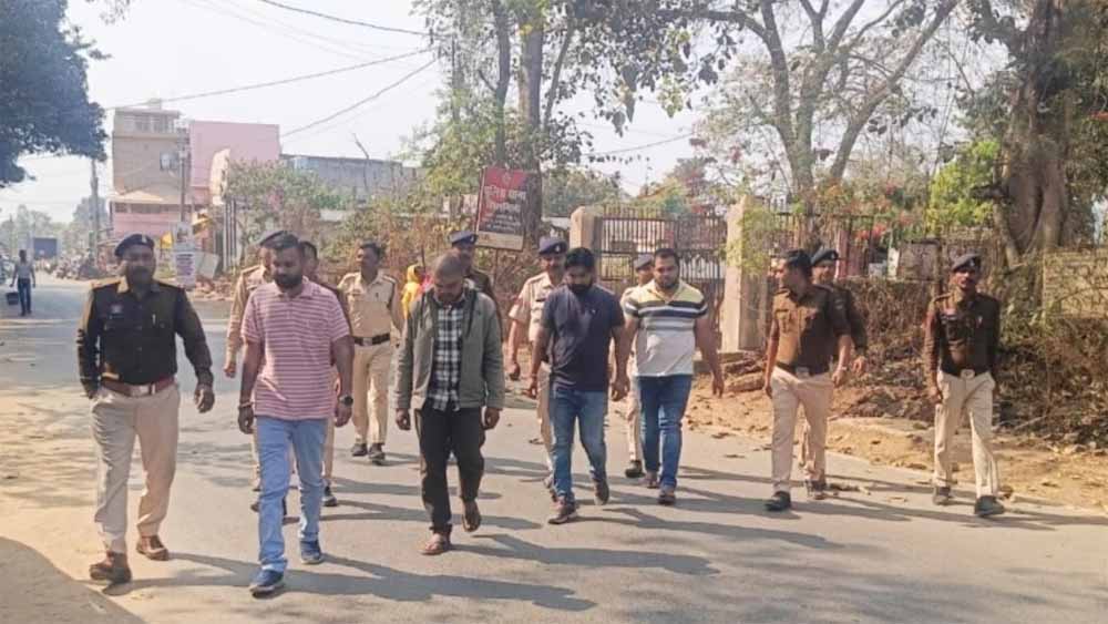 सूरजपुर में पेट्रोल पंप पर शराबियों का बवाल, 4 आरोपी गिरफ्तार—पुलिस ने निकाला जुलूस सूरजपुर में पेट्रोल पंप पर शराबियों का बवाल, 4 आरोपी गिरफ्तार—पुलिस ने निकाला जुलूस