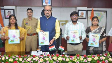 राज्यपाल डेका से धमतरी के सुदूर वनांचल क्षेत्र के प्रतिभाशाली बच्चों ने की आत्मीय मुलाकात राज्यपाल डेका से धमतरी के सुदूर वनांचल क्षेत्र के प्रतिभाशाली बच्चों ने की आत्मीय मुलाकात