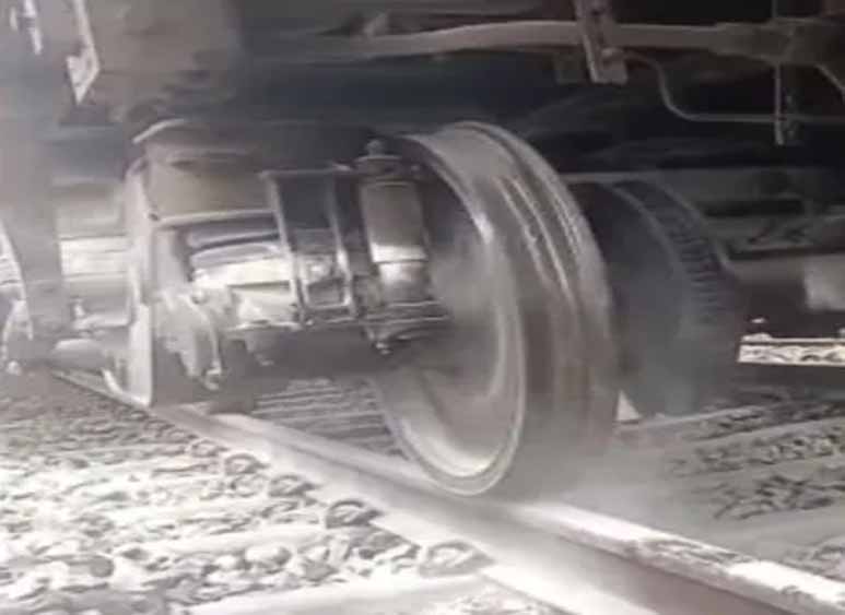 जनशताब्दी एक्सप्रेस में बड़ा खतरा टला: पहिये से उठा धुआं, यात्रियों में मचा हड़कंप जनशताब्दी एक्सप्रेस में बड़ा खतरा टला: पहिये से उठा धुआं, यात्रियों में मचा हड़कंप