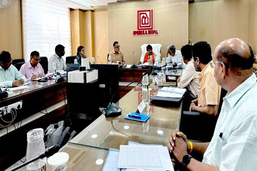 श्रमिकों के लिए बड़ा प्लान: मंत्री विजयवर्गीय बोले— LIG और EWS के बहुमंजिला आवास बनाएं श्रमिकों के लिए बड़ा प्लान: मंत्री विजयवर्गीय बोले— LIG और EWS के बहुमंजिला आवास बनाएं