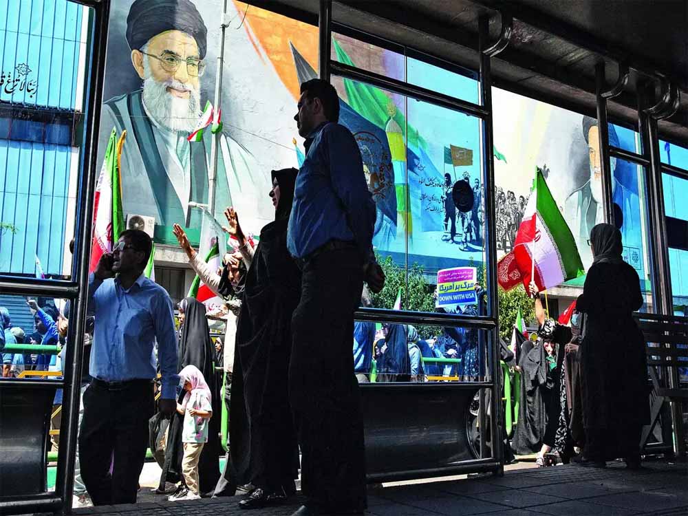 ईरान के सुप्रीम लीडर का चुनाव करेगी शिया समिति, सशस्त्र बलों का कमांडर सहित मिलती हैं पावर