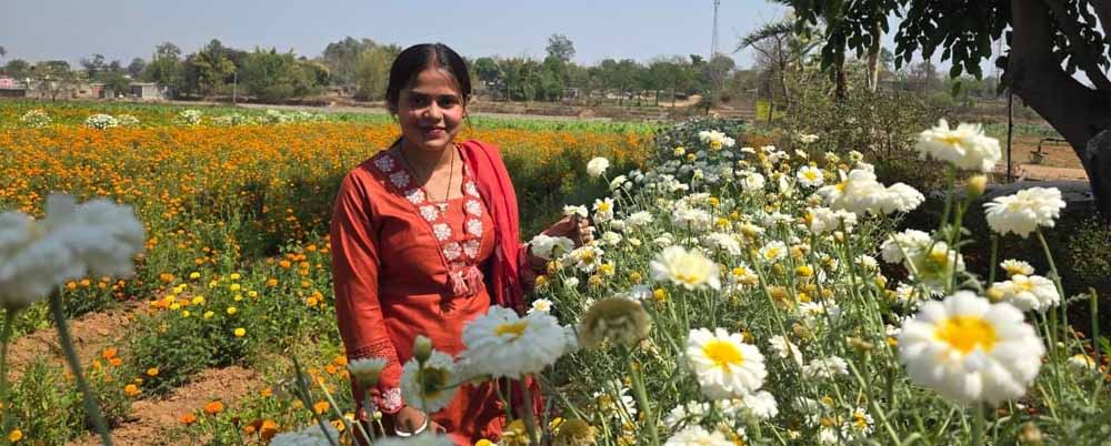 बिहान योजना से खिला रत्ना का भविष्य, फूलों की खेती से बनीं सफल उद्यमी