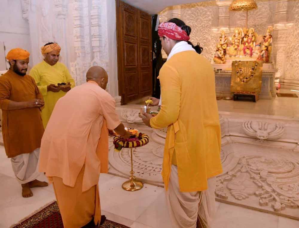 एम योगी ने श्रीराम मंदिर व हनुमानगढ़ी में किया दर्शन-पूजन