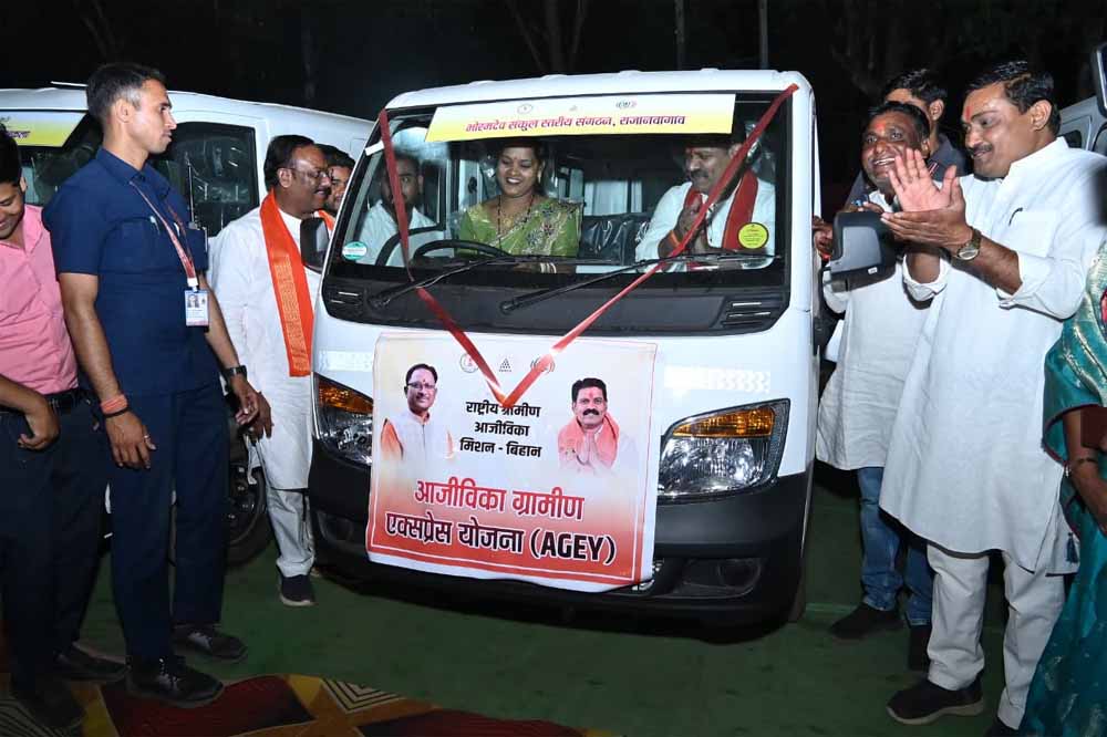 कबीरधाम में ‘दीदियों’ ने संभाली स्टीयरिंग, उपमुख्यमंत्री  शर्मा बने पैसेंजर