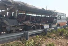 यूपी में दर्दनाक हादसा: उन्नाव एक्सप्रेसवे पर खड़े ट्रक से टकराई बस, 3 की मौत, 31 घायल