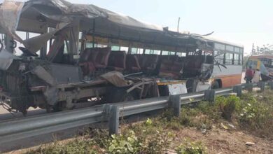 यूपी में दर्दनाक हादसा: उन्नाव एक्सप्रेसवे पर खड़े ट्रक से टकराई बस, 3 की मौत, 31 घायल