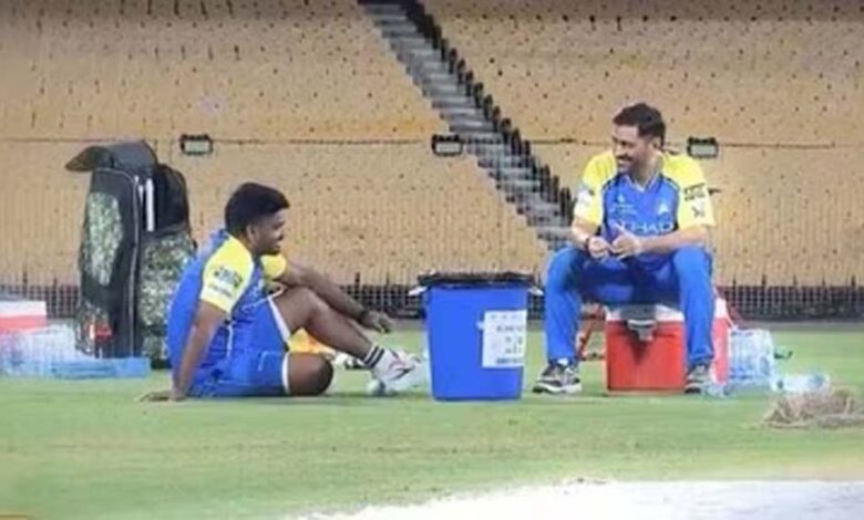 CSK कैंप में पहुंचे संजू सैमसन, एमएस धोनी से लंबी बातचीत का वीडियो वायरल CSK कैंप में पहुंचे संजू सैमसन, एमएस धोनी से लंबी बातचीत का वीडियो वायरल