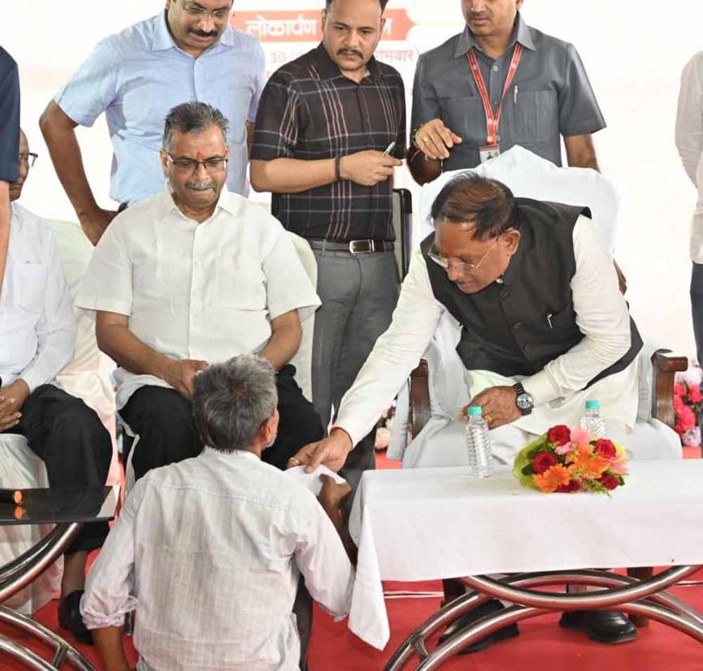संवेदनशील नेतृत्व की मिसाल: मुख्यमंत्री साय ने दिव्यांग चंदूलाल की सुनी पुकार, मिनटों में मिला समाधान संवेदनशील नेतृत्व की मिसाल: मुख्यमंत्री साय ने दिव्यांग चंदूलाल की सुनी पुकार, मिनटों में मिला समाधान