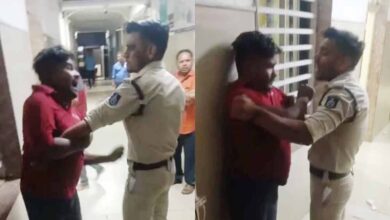 दमोह जिला अस्पताल में बवाल, जेल प्रहरी की वर्दी फाड़ने की कोशिश; वीडियो वायरल, जांच शुरू