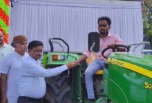 संकल्प से समाधान शिविर में किसान को मिली बड़ी सौगात, कलेक्टर ने देवेंद्र को सौंपी सुपर सीडर की चाबी