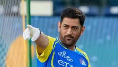 धोनी का इम्पैक्ट रोल बना विवाद, आकाश चोपड़ा बोले – ‘ऐसा खेलना है तो मत खेलो’