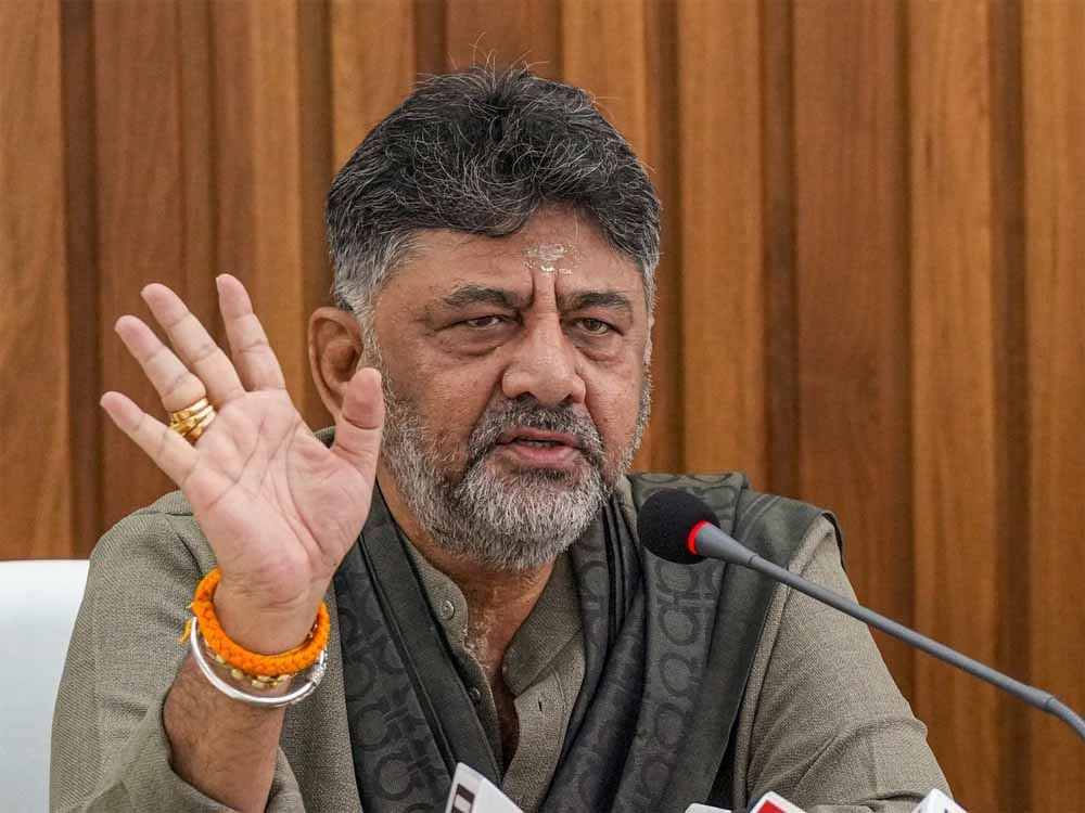 कर्नाटक में सियासी सरगर्मी तेज: CM पद की अटकलों के बीच दिल्ली पहुंचे डी के शिवकुमार, साथ में मलिकार्जुन खरगे