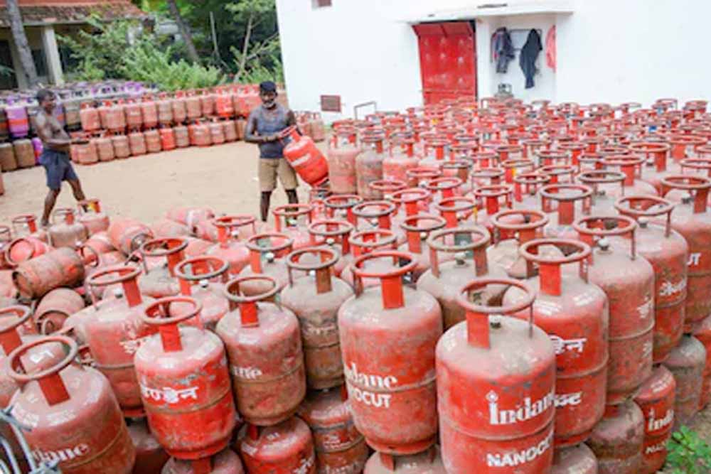 देश में गैस की कोई कमी नहीं: CNG-PNG उपभोक्ताओं को निर्बाध आपूर्ति जारी, केंद्र का भरोसा