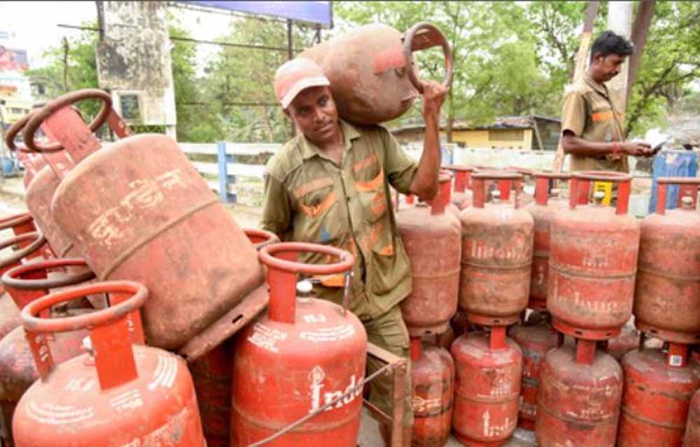 एलपीजी सब्सिडी के लिए बड़ा बजट: 2025-26 में तेल कंपनियों को 30,000 करोड़ देगी सरकार