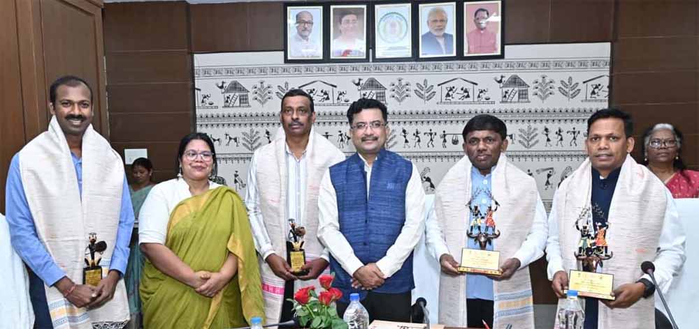 गोवा के मंत्री डॉ. रमेश तावड़कर ने देखी छत्तीसगढ़ की जनजातीय गौरव की झलक गोवा के मंत्री डॉ. रमेश तावड़कर ने देखी छत्तीसगढ़ की जनजातीय गौरव की झलक