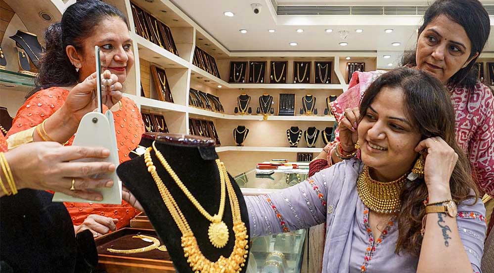 Gold-Silver Prices Down: सोना और चांदी हुए सस्ते, ग्राहकों के चेहरे पर खुशी