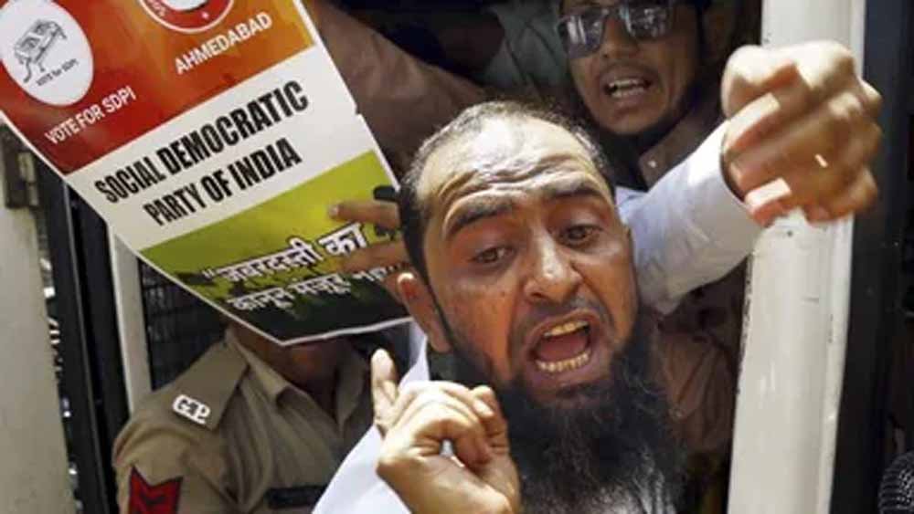 गुजरात विधानसभा में UCC बिल पेश: शादी और लिव-इन पर एक समान कानून, अहमदाबाद में विरोध तेज गुजरात विधानसभा में UCC बिल पेश: शादी और लिव-इन पर एक समान कानून, अहमदाबाद में विरोध तेज
