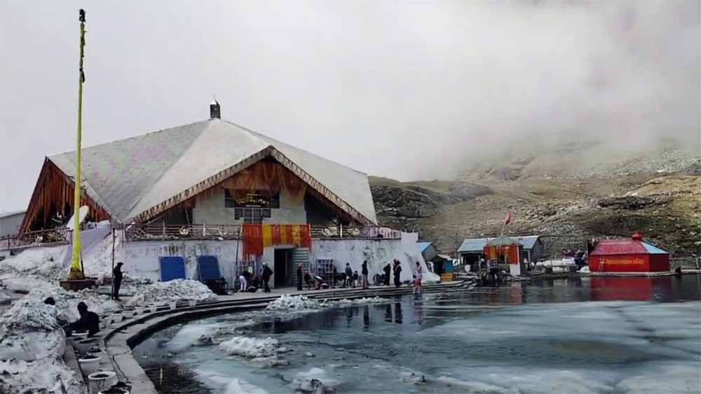 हेमकुंड साहिब के कपाट 23 मई को खुलेंगे, मंदिर परिसर में 5 फीट तक जमी बर्फ