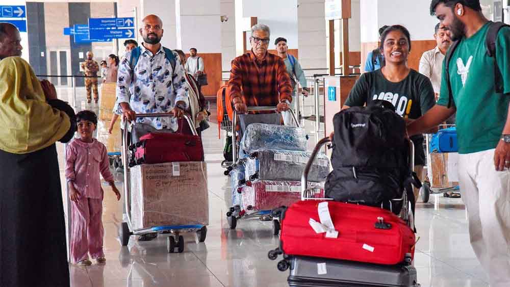 दुबई में भारतीय दूतावास की एडवाइजरी: नागरिकों को गैर-जरूरी यात्रा से बचने की सलाह