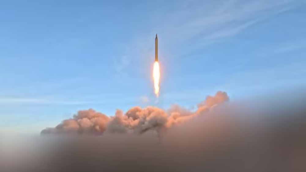 खर्ग द्वीप पर हमले से भड़का ईरान, दुबई और कुवैत एयरपोर्ट पर ताबड़तोड़ हमले, मची अफरातफरी खर्ग द्वीप पर हमले से भड़का ईरान, दुबई और कुवैत एयरपोर्ट पर ताबड़तोड़ हमले, मची अफरातफरी