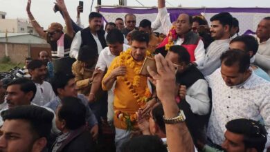 होली के रंग में कांग्रेसी नेता: जीतू पटवारी ने दिग्विजय सिंह को लगाया गुलाल, मस्ती का माहौल