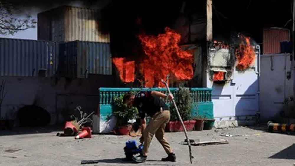 खामेनेई की मौत की खबर पर भड़के पाकिस्तानी, दूतावास के बाहर हंगामा; अमेरिकी सैनिकों की फायरिंग में 8 ढेर