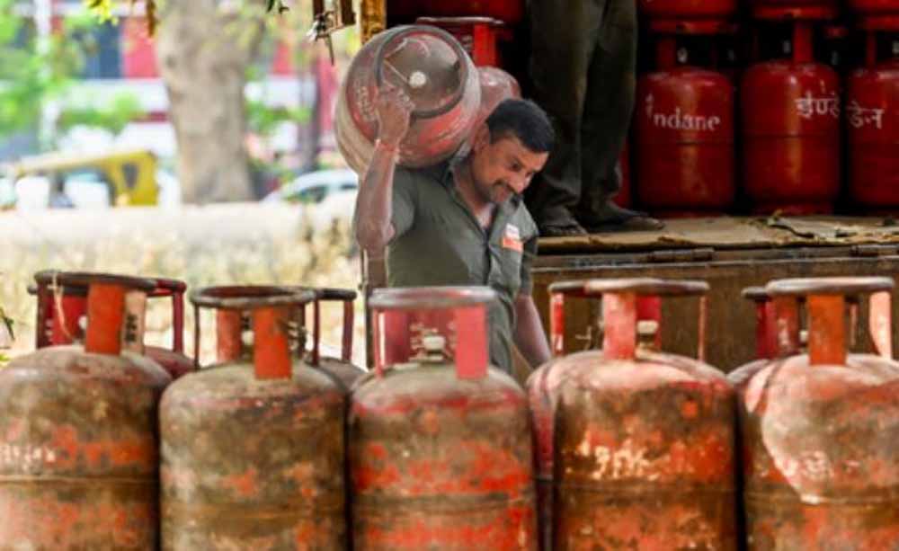 देश में गैस रिफाइनरियां फुल कैपेसिटी पर, 18,700 टन कमर्शियल LPG सप्लाई से बढ़ी राहत