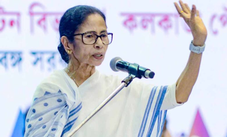 चुनाव आयोग पर ममता बनर्जी का बड़ा हमला, बोलीं- देश में अघोषित आपातकाल जैसे हालात