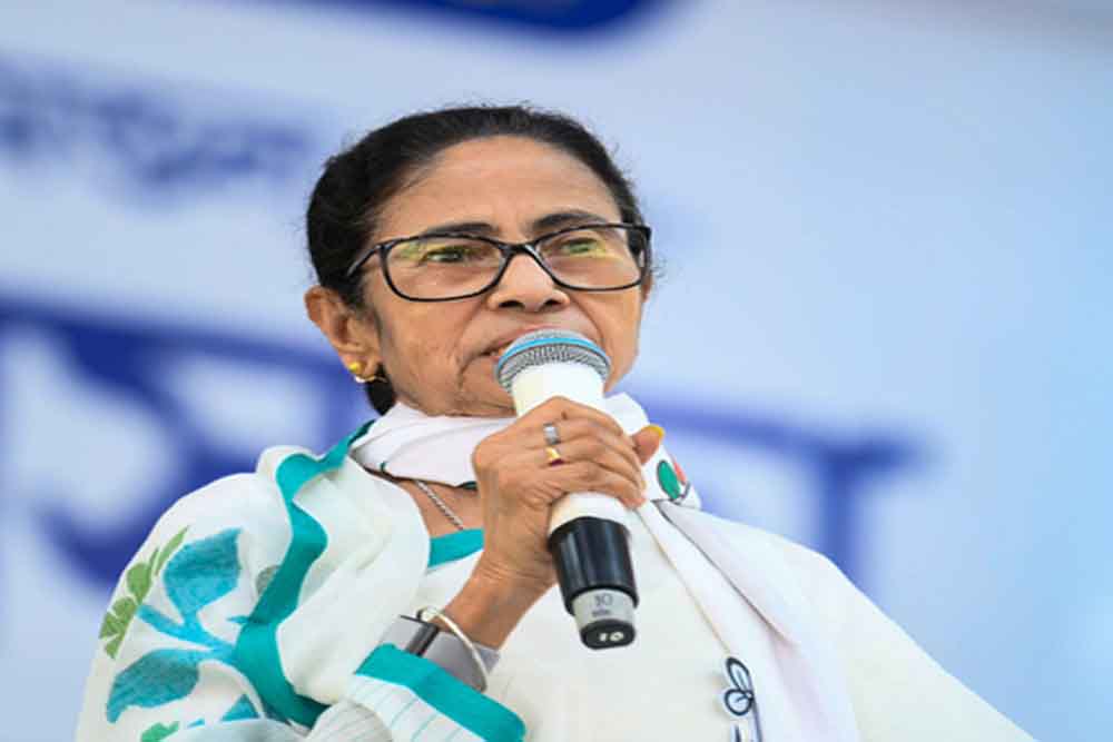ममता बनर्जी का चुनाव आयोग पर हमला, IAS-IPS तबादलों पर उठाए सवाल