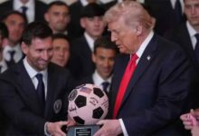 लियोनेल मेस्सी ने डोनाल्ड ट्रंप को रत्नजड़ित गुलाबी फुटबॉल भेंट की