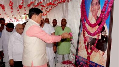 मुख्यमंत्री डॉ. यादव ने जलालपुर पहुँचकर विधायक लोधी की माताजी के निधन पर शोक संवेदनाएं व्यक्त कीं