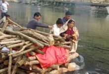 बागेश्वर में बेटियों ने निभाई पारंपरिक जिम्मेदारी, मां को दी मुखाग्नि