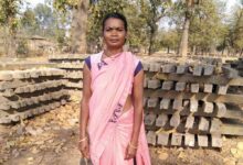 पोल निर्माण कार्य से आत्मनिर्भर बनीं सेमरिहा की फूलमती सिंह मेहनत और आत्मविश्वास से बदली तकदीर