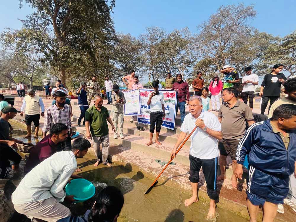 मंत्री परमार ने चित्रकूट स्थित पंचवटी घाट पर किया श्रमदान