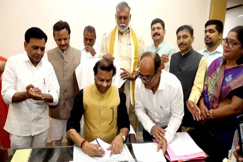 पूर्व मंत्री पवैया ने संभाला राज्य वित्त आयोग के अध्यक्ष का पदभार पूर्व मंत्री पवैया ने संभाला राज्य वित्त आयोग के अध्यक्ष का पदभार