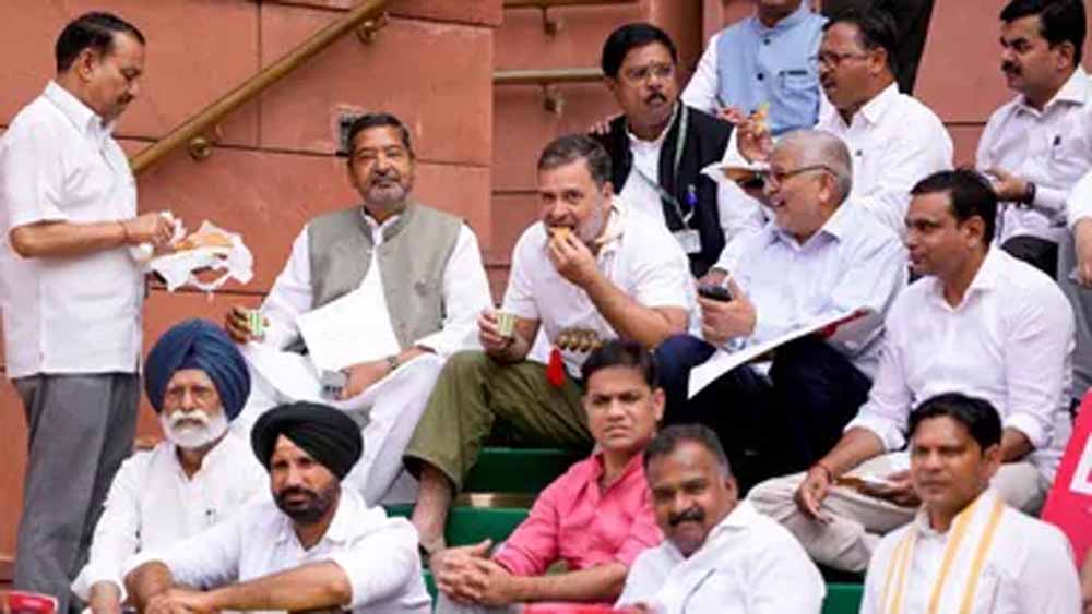 राहुल गांधी के बयान पर बवाल: 200+ पूर्व नौकरशाह और सैन्य अफसरों ने मांगी माफी