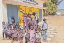 शिक्षा के मंदिर में लापरवाही: सूरजपुर में स्कूल बंद, बाहर बैठे रहे छात्र; 6 शिक्षकों को नोटिस