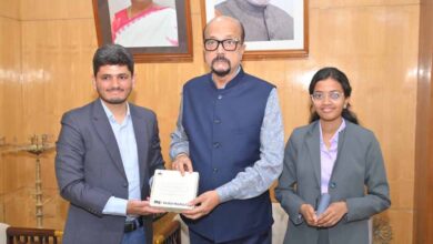 राज्यपाल  डेका से यूनीसेफ के इमेजिन वेंचर के प्रथम भारतीय पुरस्कार विजेता ने की सौजन्य भें