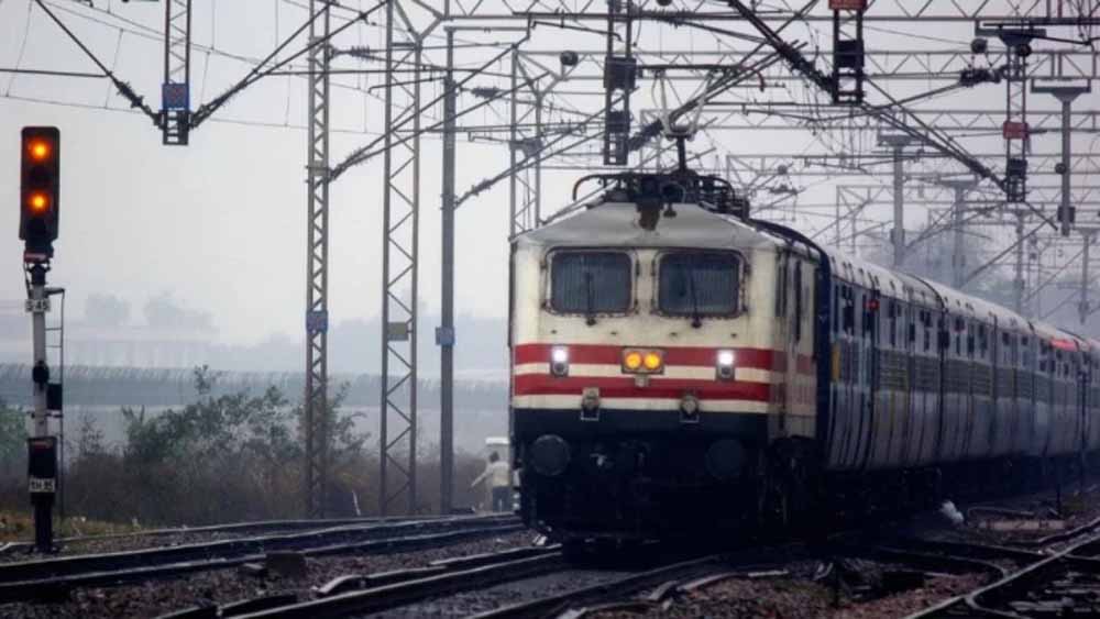 होली के बाद ट्रेनें फिर फुल, जबलपुर से दिल्ली, इंदौर, जयपुर और अहमदाबाद के यात्रियों की बढ़ी परेशानी होली के बाद ट्रेनें फिर फुल, जबलपुर से दिल्ली, इंदौर, जयपुर और अहमदाबाद के यात्रियों की बढ़ी परेशानी